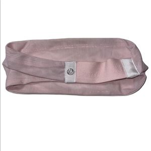 RARE Lululemon Fringe Fighter Headband
Porcelain Pink / Heathered Pearl Pink